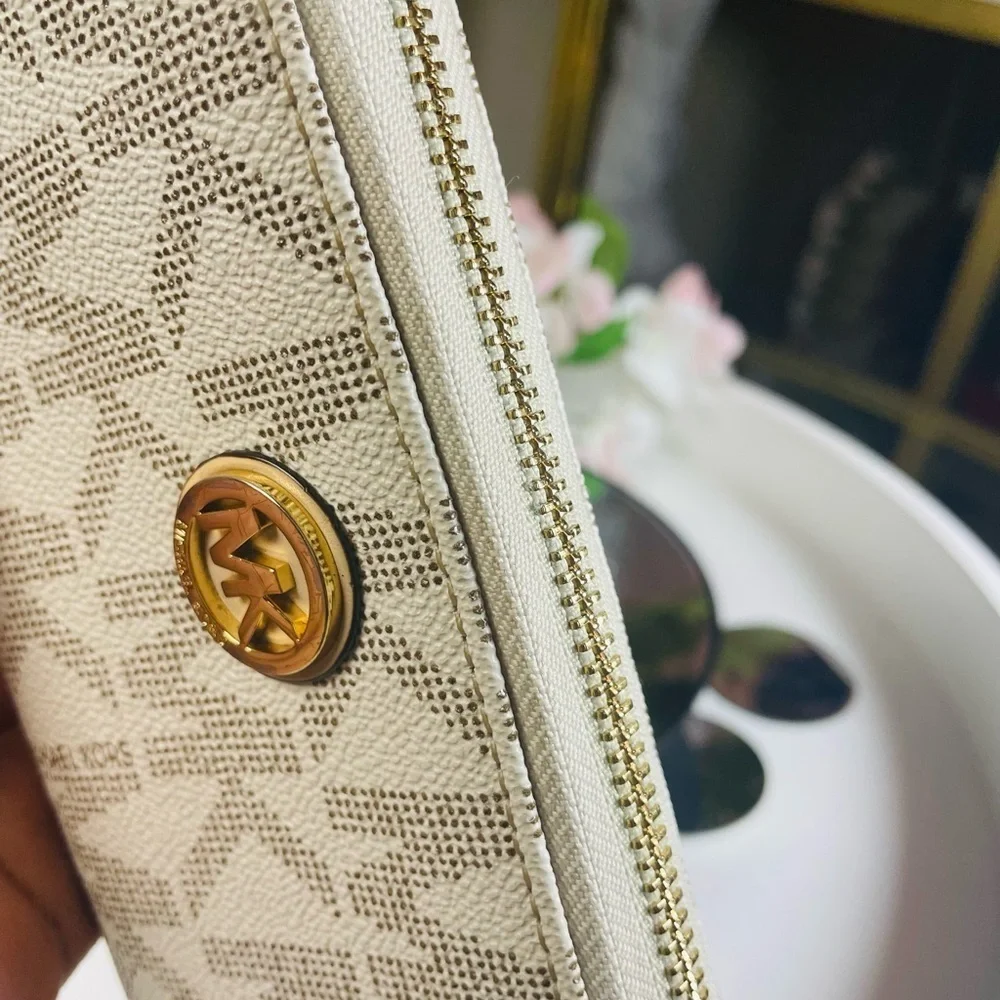 Michael Kors Cynthia Signature Logo w/Jet Set Travel Logo Quarter-Zip Wallet